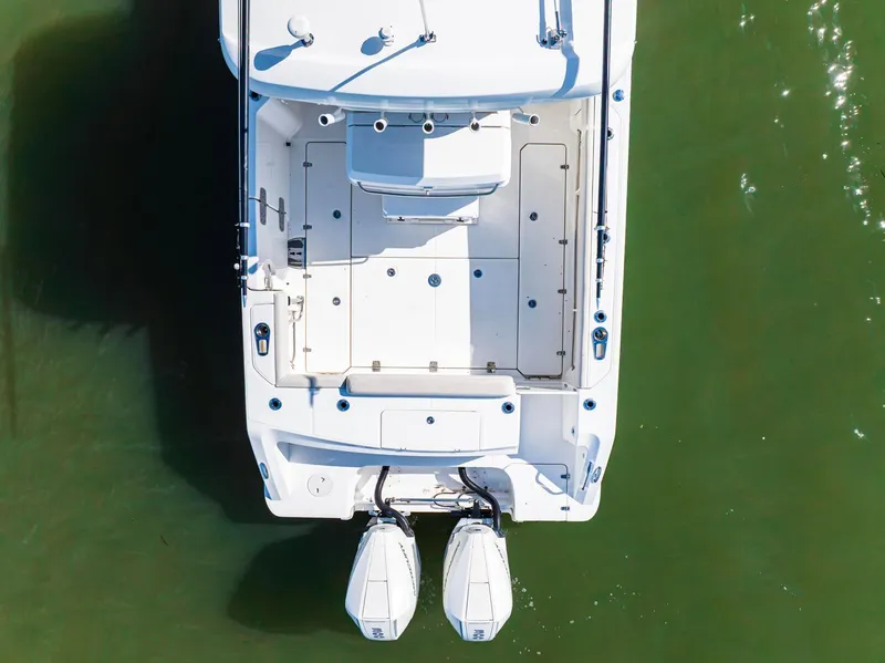 Slide: The Image of Boston Whaler 330 OUTRAGE 2022 - 8