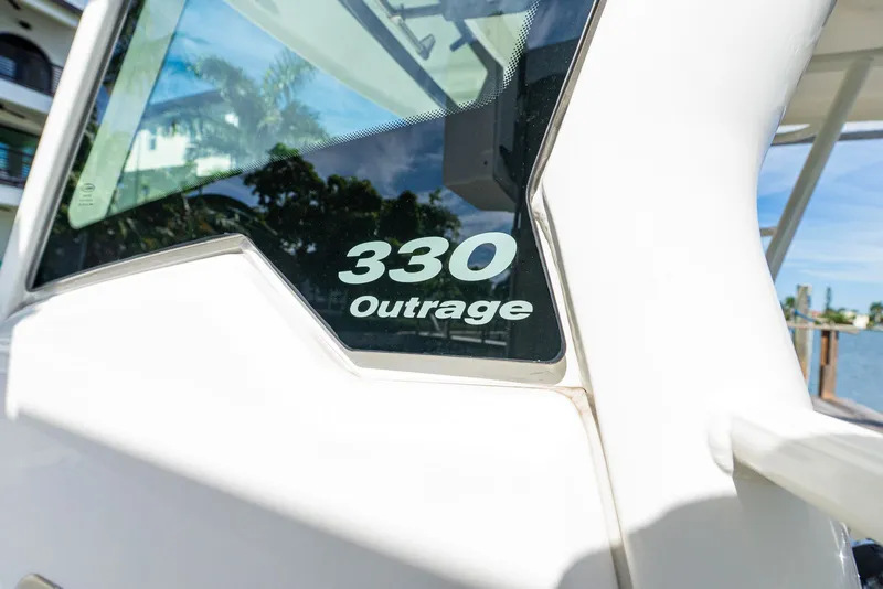 Slide: The Image of Boston Whaler 330 OUTRAGE 2022 - 22