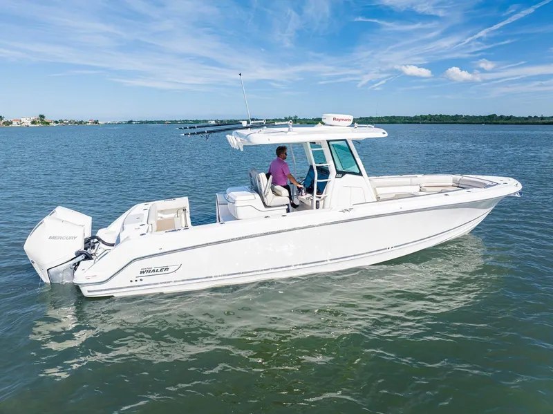 Slide: The Image of Boston Whaler 330 OUTRAGE 2022 - 1