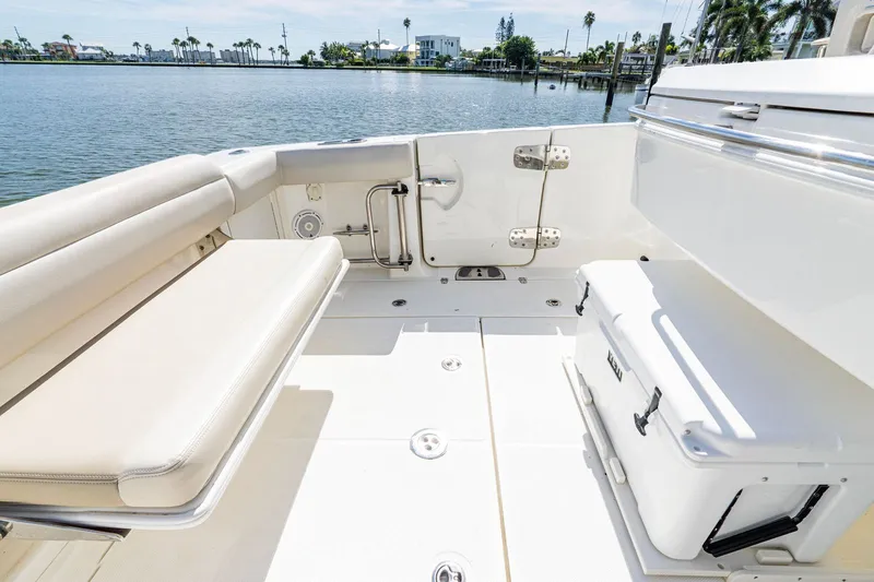 Slide: The Image of Boston Whaler 330 OUTRAGE 2022 - 18