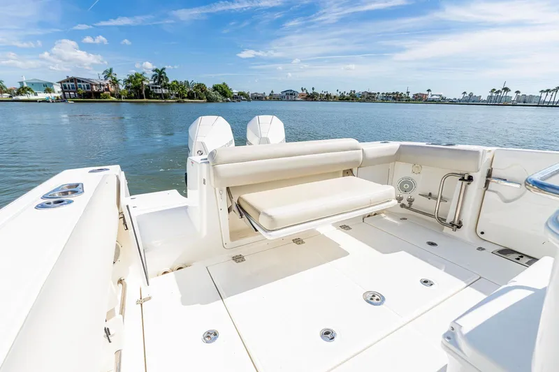 Slide: The Image of Boston Whaler 330 OUTRAGE 2022 - 15