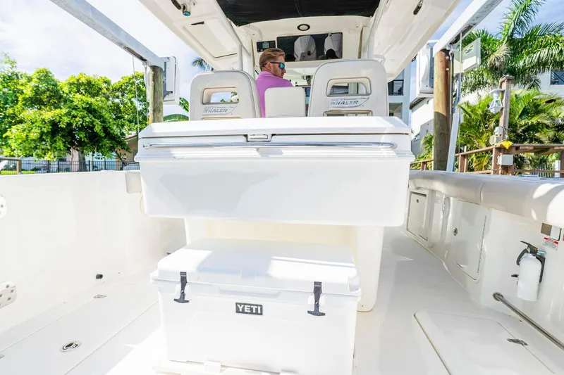 Slide: The Image of Boston Whaler 330 OUTRAGE 2022 - 20