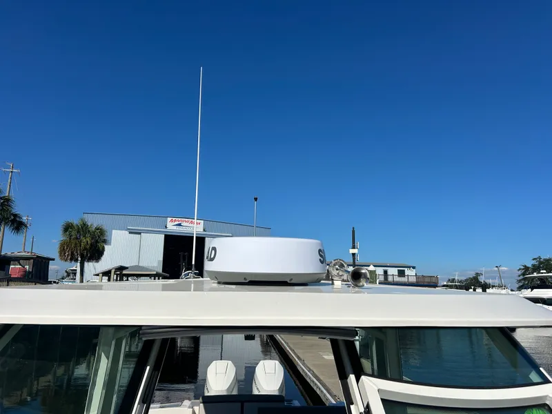 Slide: The Image of Boston Whaler 330 Vantage 2027 - 34