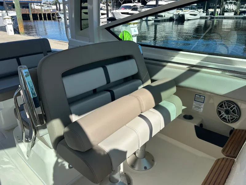 Slide: The Image of Boston Whaler 330 Vantage 2027 - 16