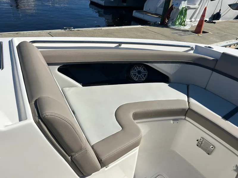 Slide: The Image of Boston Whaler 330 Vantage 2027 - 31