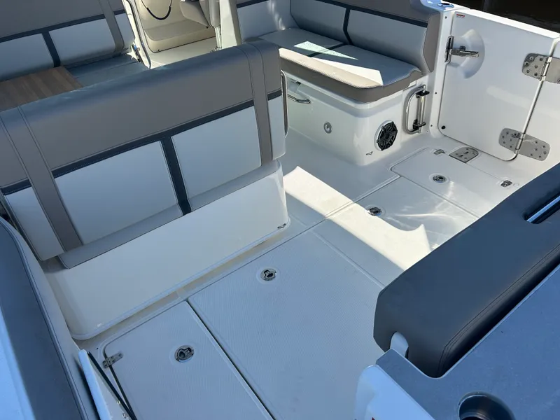 Slide: The Image of Boston Whaler 330 Vantage 2027 - 36