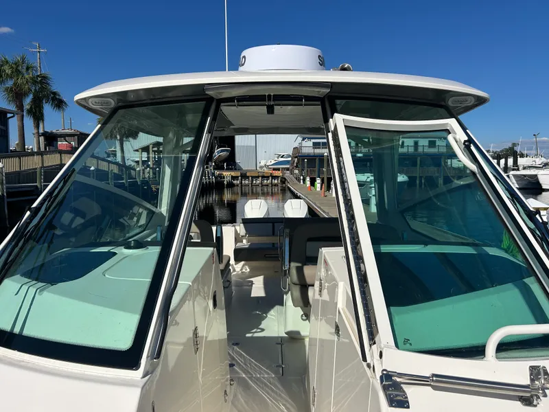 Slide: The Image of Boston Whaler 330 Vantage 2027 - 33