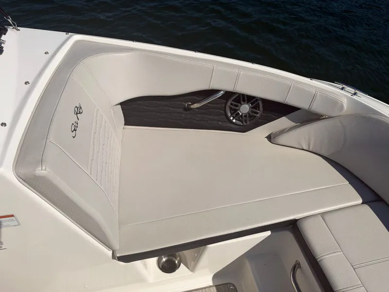 Slide: The Image of Sea Ray SPX 210 2022 - 32