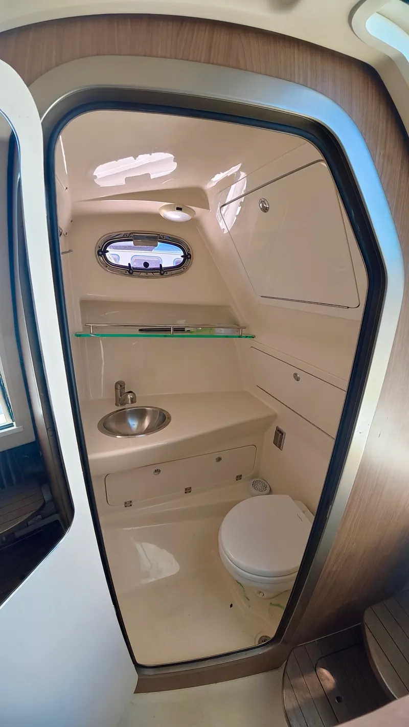 Slide: The Image of Boston Whaler 285 CONQUEST 2018 - 18