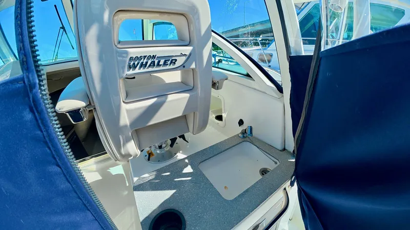 Slide: The Image of Boston Whaler 285 CONQUEST 2018 - 14