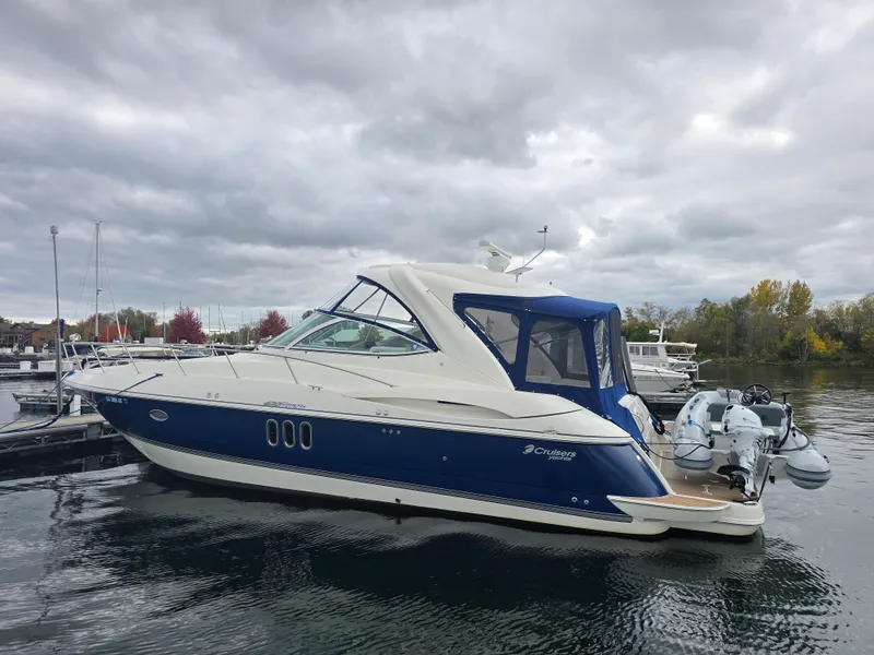 The Image of Cruisers 420 EXPRESS 2005 - 0