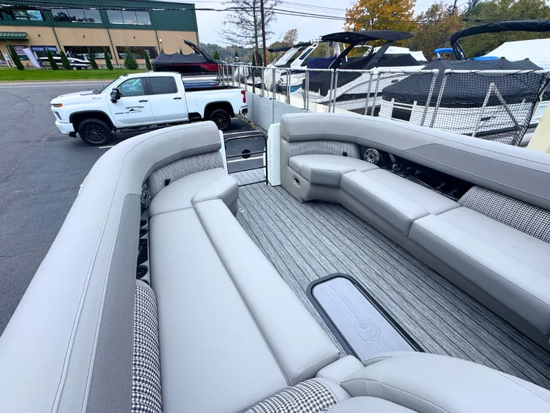 Slide: The Image of Harris Grand Mariner 250 2027 - 25