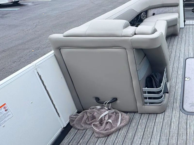 Slide: The Image of Harris Grand Mariner 250 2027 - 21