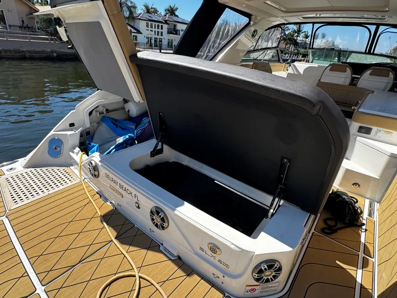 Slide: The Image of Sea Ray SLX 400 2023 - 16