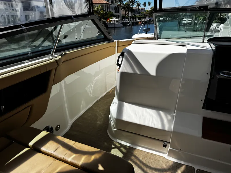 Slide: The Image of Sea Ray SLX 400 2023 - 27