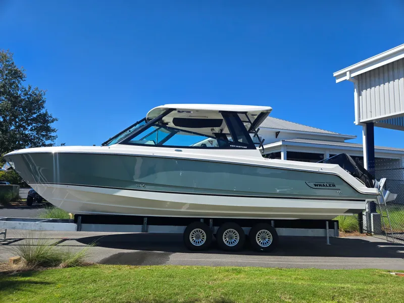 The Image of Boston Whaler 330 Vantage 2027 - 0