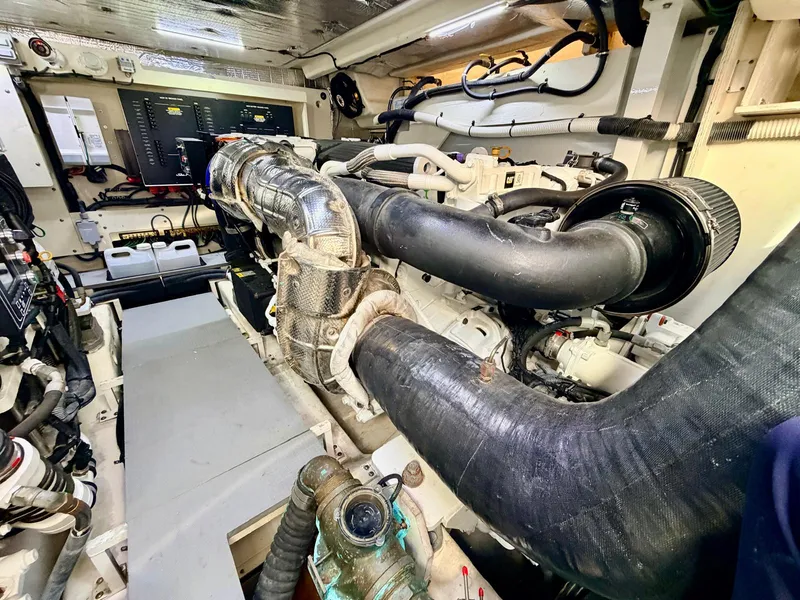 Slide: The Image of Sea Ray L550 2018 - 75