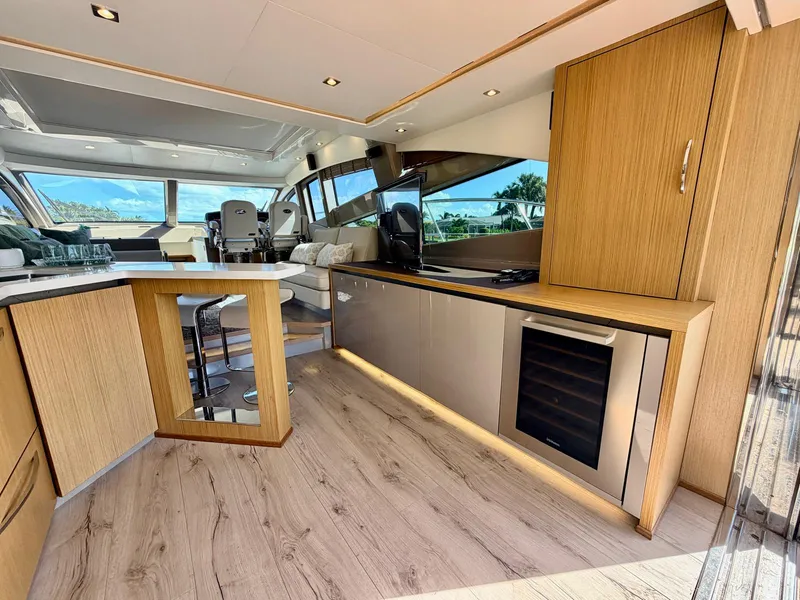 Slide: The Image of Sea Ray L550 2018 - 15