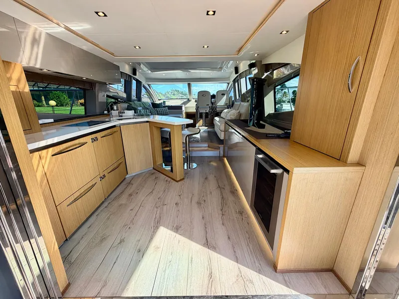 Slide: The Image of Sea Ray L550 2018 - 13