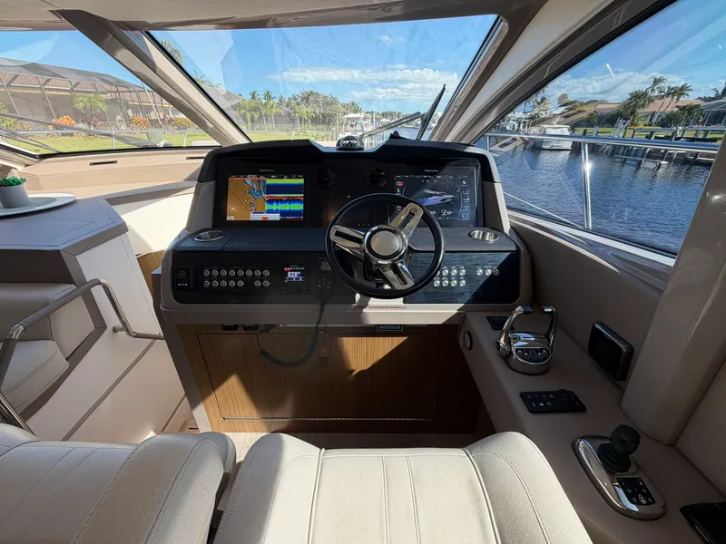 Slide: The Image of Sea Ray L550 2018 - 23