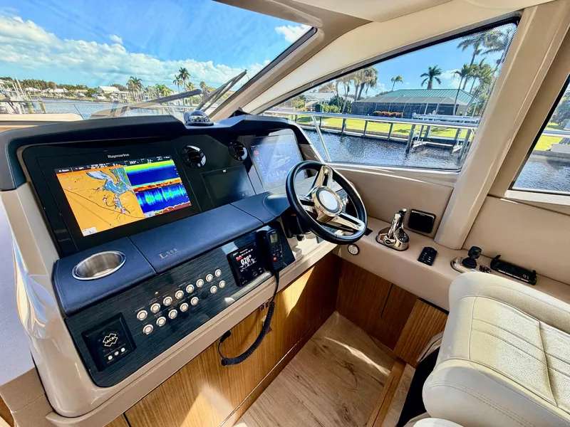 Slide: The Image of Sea Ray L550 2018 - 24