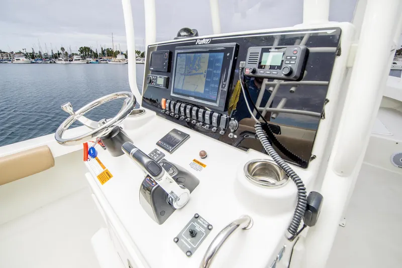Slide: The Image of Parker Marine 2801 Center Console 2018 - 8