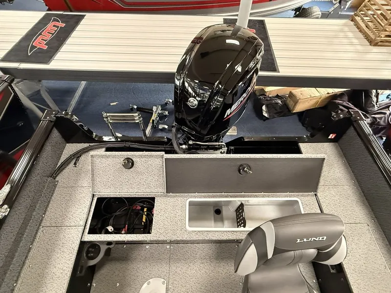 Slide: The Image of Lund 1700 Explorer Sport 2026 - 10