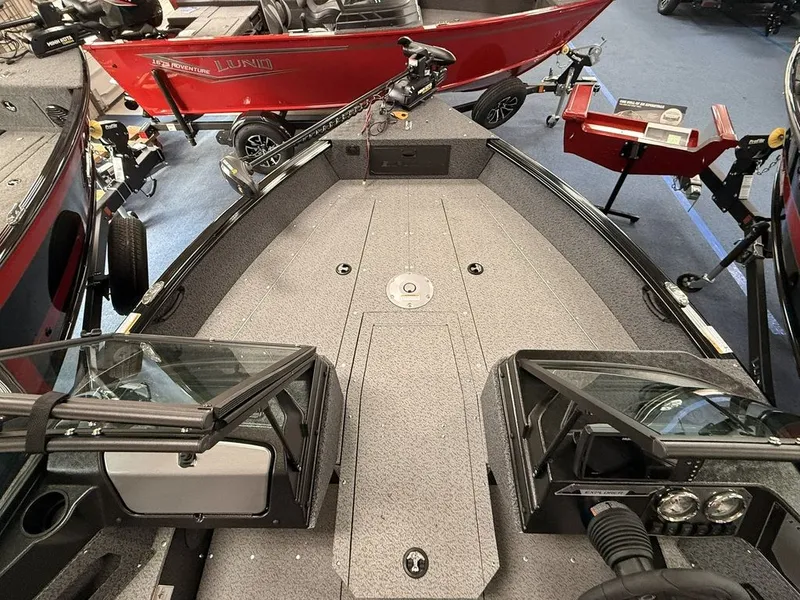 Slide: The Image of Lund 1700 Explorer Sport 2026 - 6