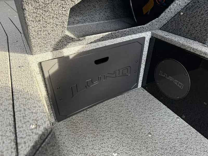 Slide: The Image of Lund 1700 EXPLORER SIDE CONSOLE 2026 - 17