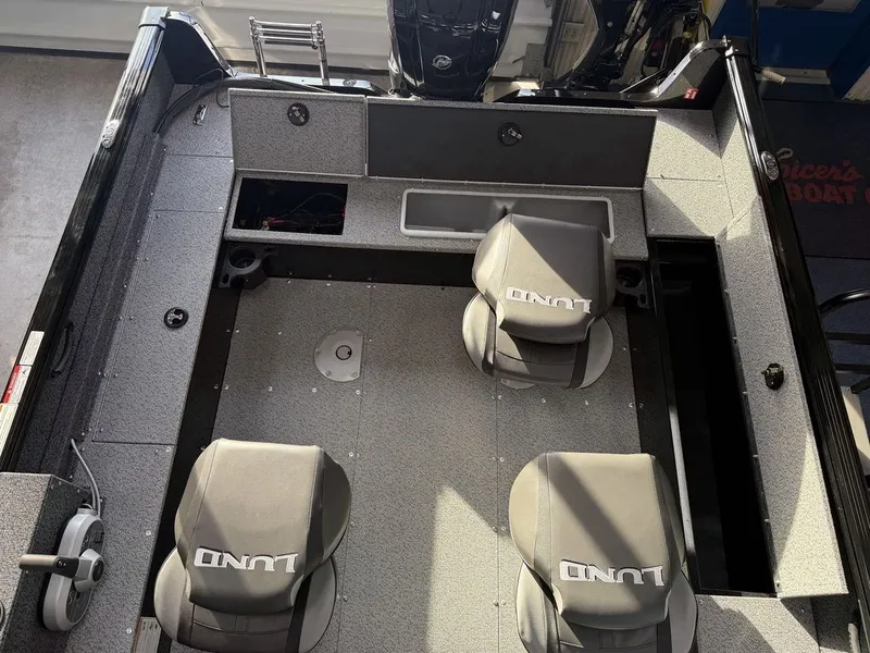 Slide: The Image of Lund 1700 EXPLORER SIDE CONSOLE 2026 - 19