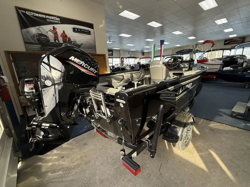 Slide: The Image of Lund 1700 EXPLORER SIDE CONSOLE 2026 - 4