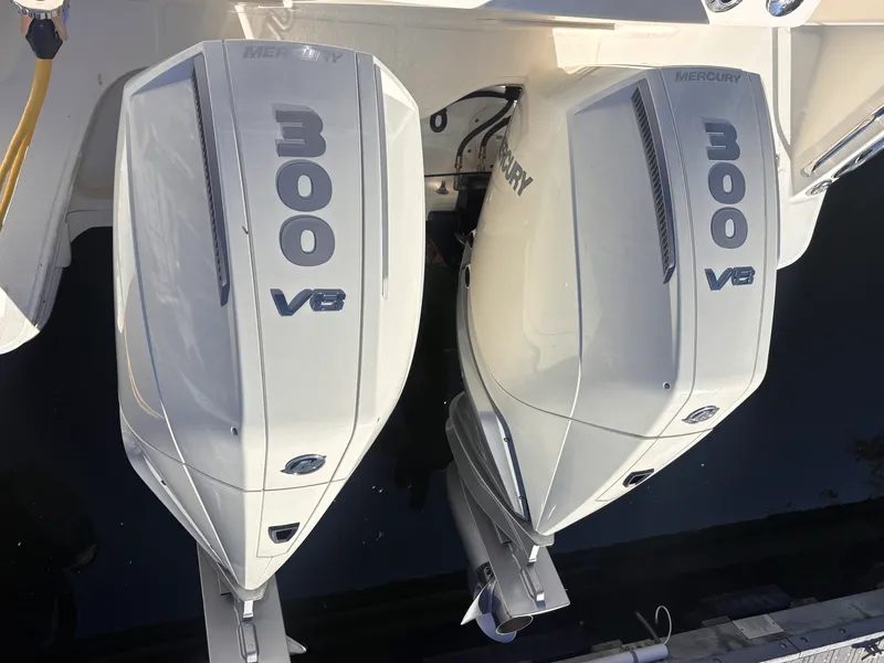 Slide: The Image of Boston Whaler 325 CONQUEST 2023 - 5