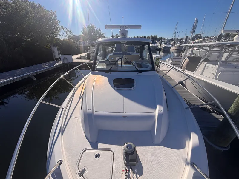 Slide: The Image of Boston Whaler 325 CONQUEST 2023 - 35