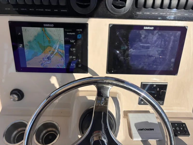 Slide: The Image of Boston Whaler 325 CONQUEST 2023 - 19