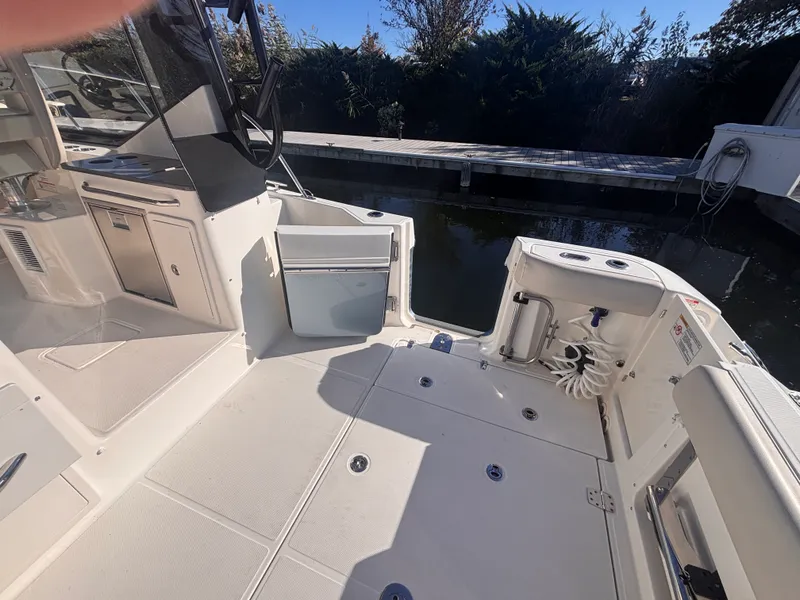 Slide: The Image of Boston Whaler 325 CONQUEST 2023 - 10