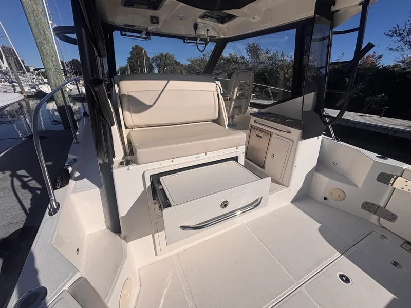 Slide: The Image of Boston Whaler 325 CONQUEST 2023 - 9