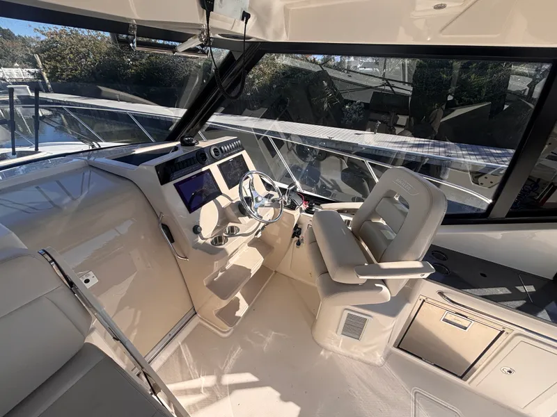 Slide: The Image of Boston Whaler 325 CONQUEST 2023 - 16