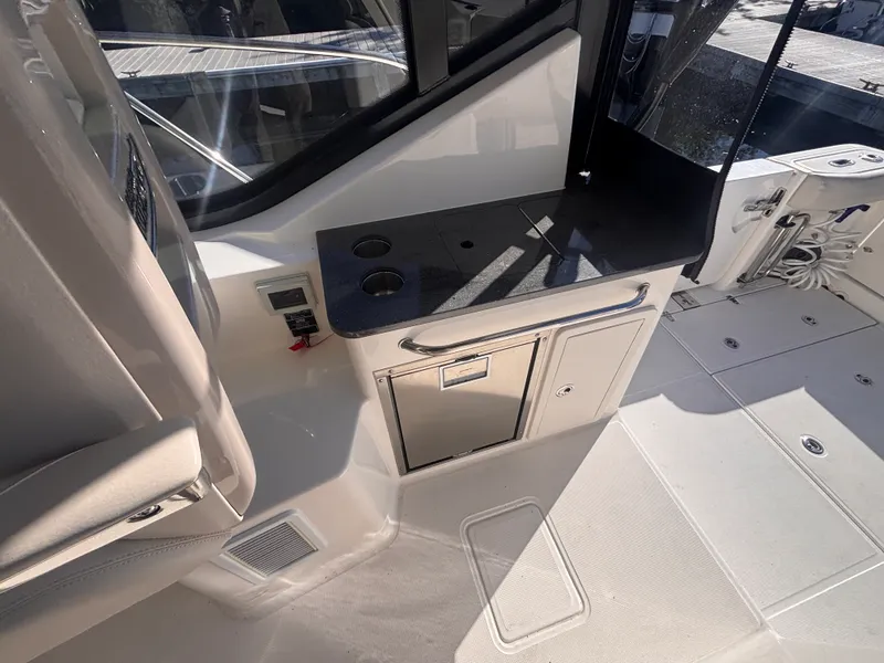 Slide: The Image of Boston Whaler 325 CONQUEST 2023 - 14