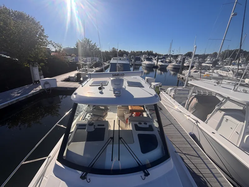 Slide: The Image of Boston Whaler 325 CONQUEST 2023 - 37