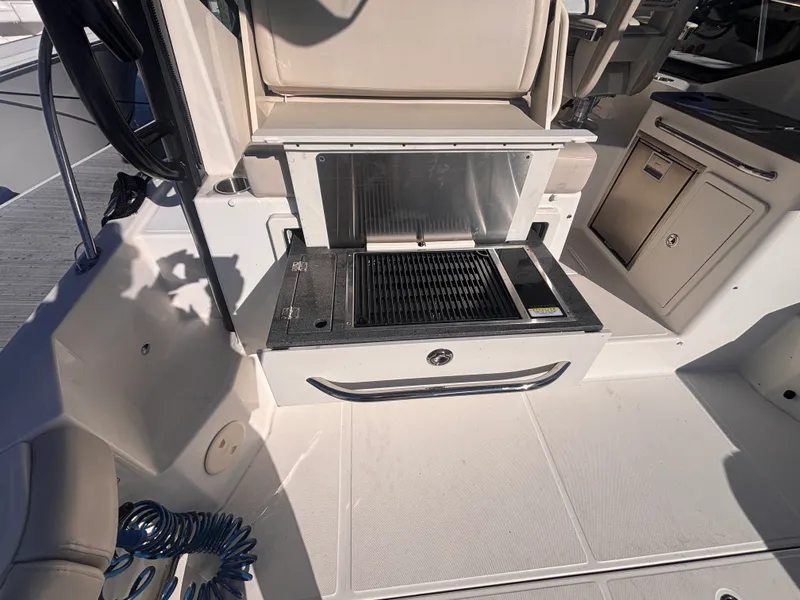 Slide: The Image of Boston Whaler 325 CONQUEST 2023 - 11
