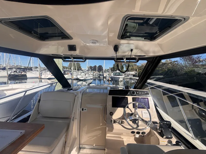 Slide: The Image of Boston Whaler 325 CONQUEST 2023 - 18