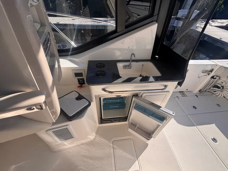 Slide: The Image of Boston Whaler 325 CONQUEST 2023 - 13