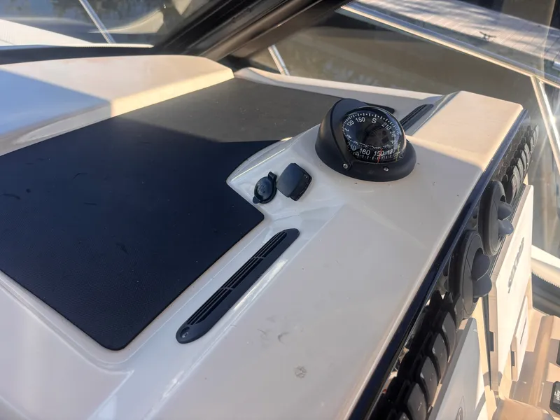 Slide: The Image of Boston Whaler 325 CONQUEST 2023 - 33