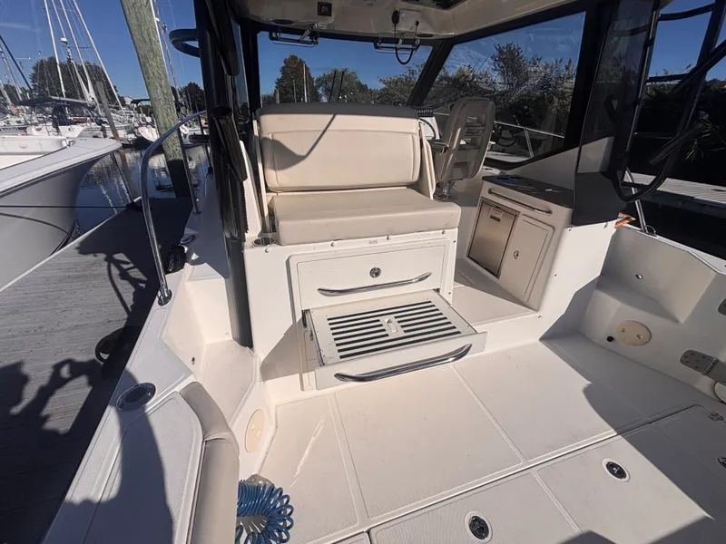 Slide: The Image of Boston Whaler 325 CONQUEST 2023 - 12