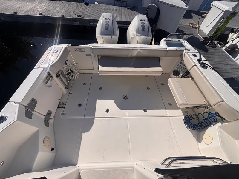 Slide: The Image of Boston Whaler 325 CONQUEST 2023 - 8