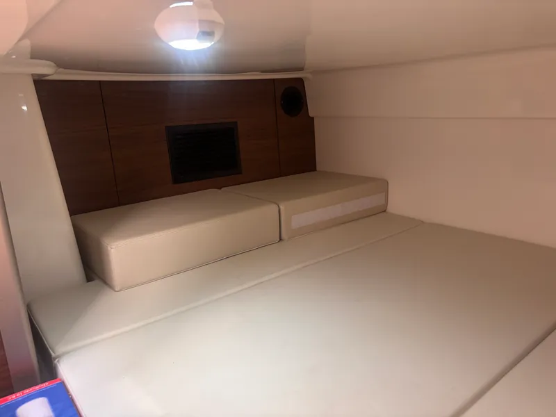 Slide: The Image of Boston Whaler 325 CONQUEST 2023 - 28