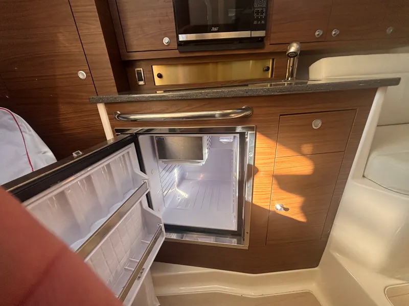 Slide: The Image of Boston Whaler 325 CONQUEST 2023 - 21