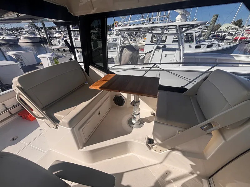 Slide: The Image of Boston Whaler 325 CONQUEST 2023 - 15