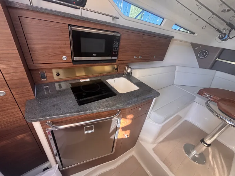 Slide: The Image of Boston Whaler 325 CONQUEST 2023 - 22