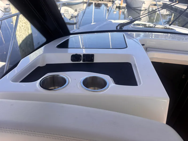 Slide: The Image of Boston Whaler 325 CONQUEST 2023 - 32